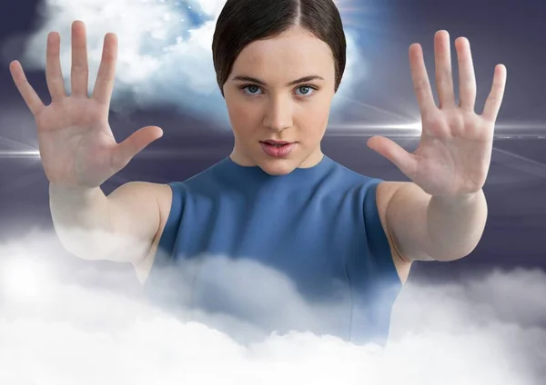 Žena používající futuristická dotyková obrazovka — Stock fotografie