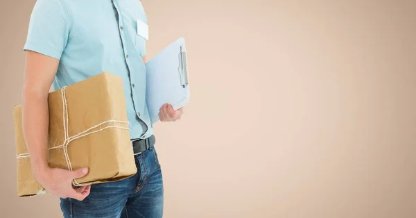 Zusteller hält Paketkasten und Klemmbrett — Stockfoto