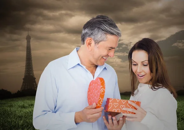 Hombre ofreciendo regalo a la mujer — Foto de Stock