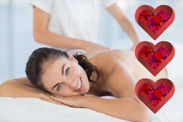 Frau erhält Massage im Wellnessbereich — Stockfoto