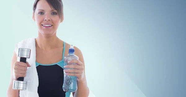 Mujer sosteniendo mancuerna y botella de agua — Foto de Stock