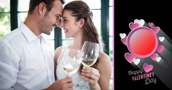 Romantisches Paar mit Weingläsern — Stockfoto