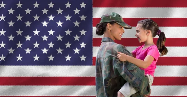 Madre en uniforme de soldado llevando a su hija — Foto de Stock