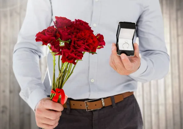Muž, který držel zásnubní prsten a květina — Stock fotografie