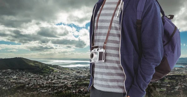 Людина з цифровою камерою і рюкзаком — стокове фото