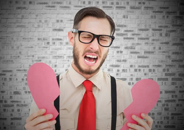 Llorando hombre sosteniendo corazón roto — Foto de Stock