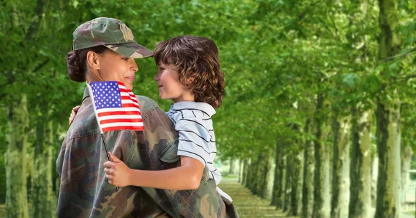 Armeefrau trägt ihren Sohn — Stockfoto