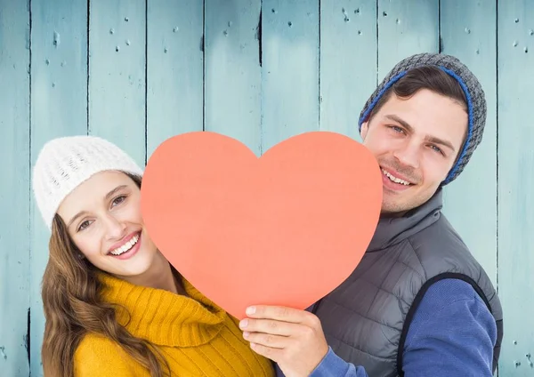 Romantic couple holding a heart — Stock Photo, Image
