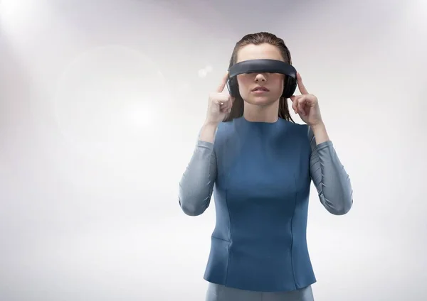 Mujer usando auriculares de realidad virtual —  Fotos de Stock