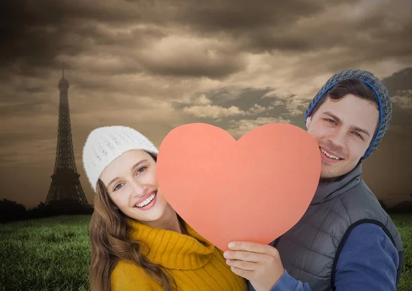 Romantik Çift holding kalp — Stok fotoğraf