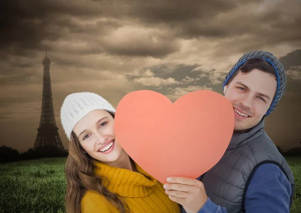 Casal romântico segurando coração — Fotografia de Stock