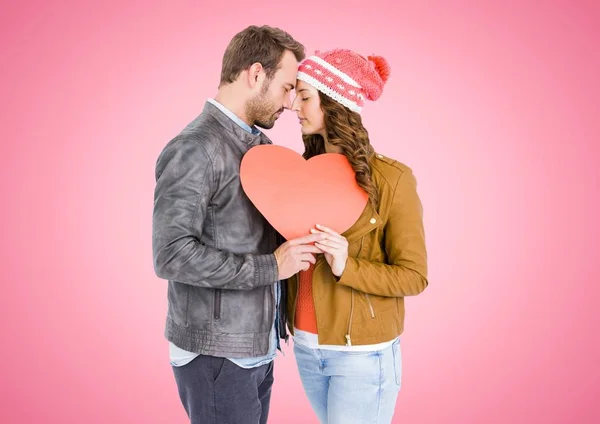 Pareja romántica sosteniendo un corazón rojo — Foto de Stock