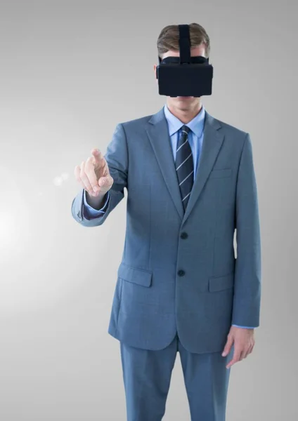 Homem de negócios usando headset realidade virtual — Fotografia de Stock