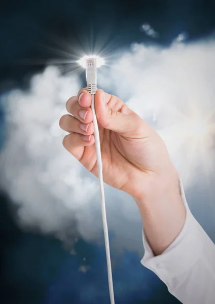 Menselijke hand kabel aansluiten op de wolk — Stockfoto