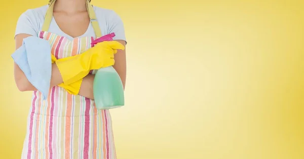 Limpiador femenino de pie con servilleta —  Fotos de Stock