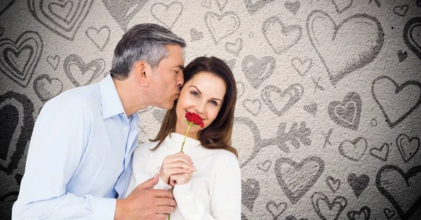 Homem maduro beijando mulher — Fotografia de Stock