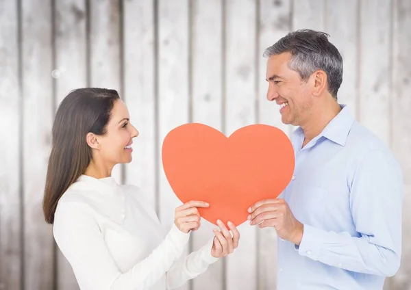 Casal romântico segurando um coração — Fotografia de Stock