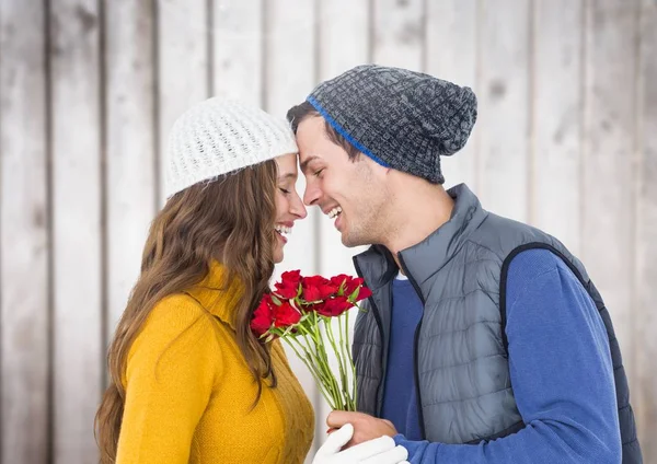 Couple tenant un bouquet ou des roses — Photo