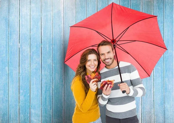 Happy couple with umbrella — Stock Photo, Image