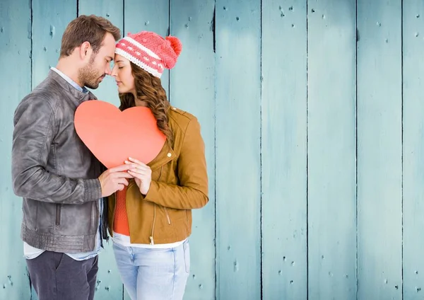 Casal romântico segurando um coração — Fotografia de Stock