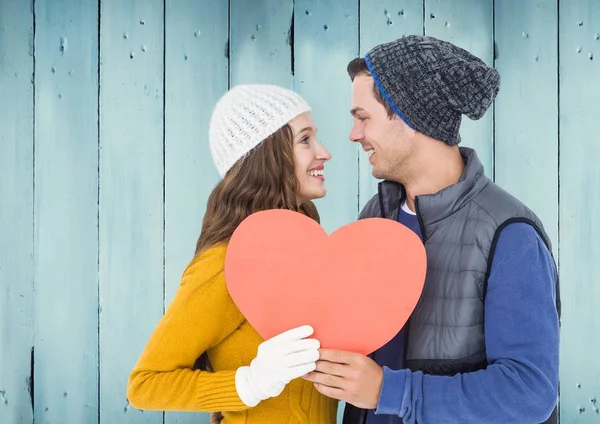 Pareja romántica sosteniendo el corazón —  Fotos de Stock