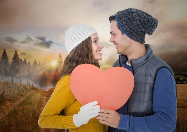 Pareja sosteniendo el corazón rosa — Foto de Stock