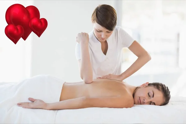 Massör att ge massage till kvinna på spa — Stockfoto
