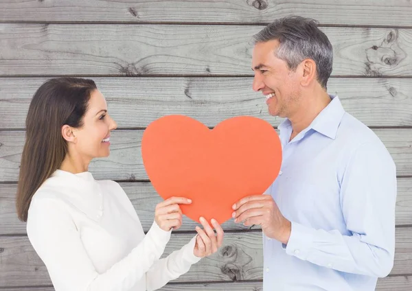 Paar kijken naar elkaar en houden van harten — Stockfoto