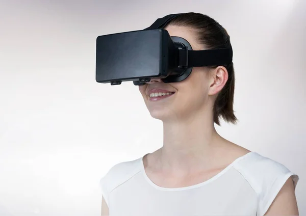 Mujer usando auriculares de realidad virtual — Foto de Stock