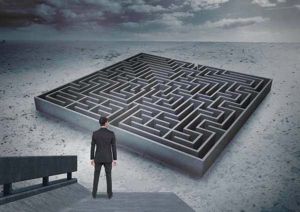 Uomo d'affari guardando labirinto — Foto Stock