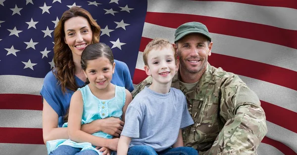 Soldat réuni avec leur famille — Photo
