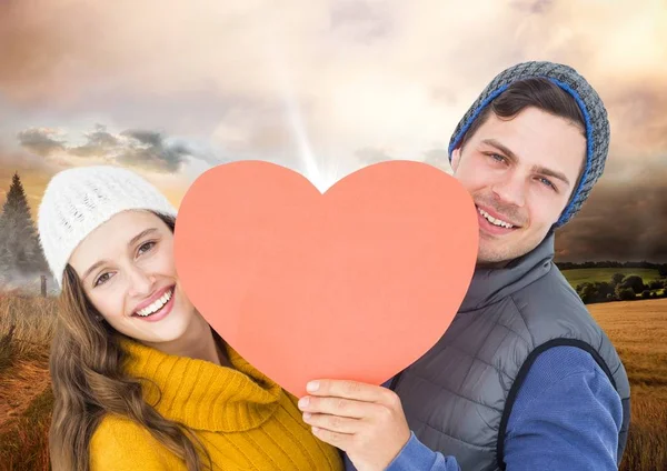 Romantik Çift holding kalp — Stok fotoğraf
