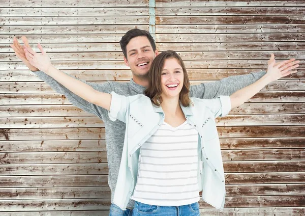 Pareja de pie con los brazos extendidos — Foto de Stock