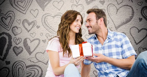 Hombre dando un regalo a la mujer —  Fotos de Stock