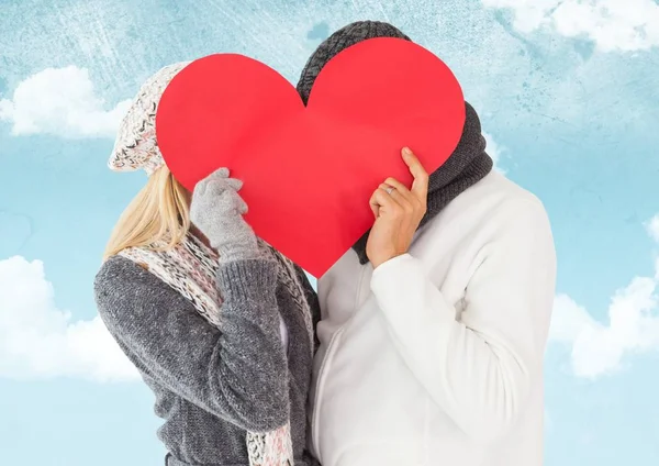 Paar versteckt sein Gesicht hinter rotem Herz — Stockfoto