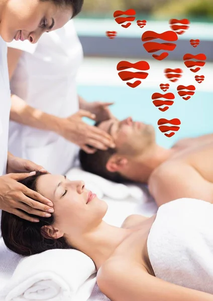 Massören ger massage till par på spa — Stockfoto