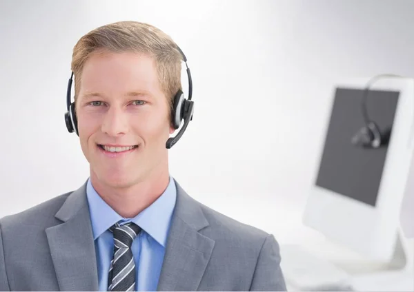 Portret van lachende zakenman met headset — Stockfoto