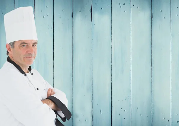 Шеф-повар стоит со скрещенными руками — стоковое фото