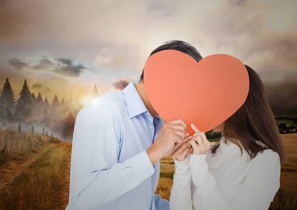 Paar kussen achter hart — Stockfoto