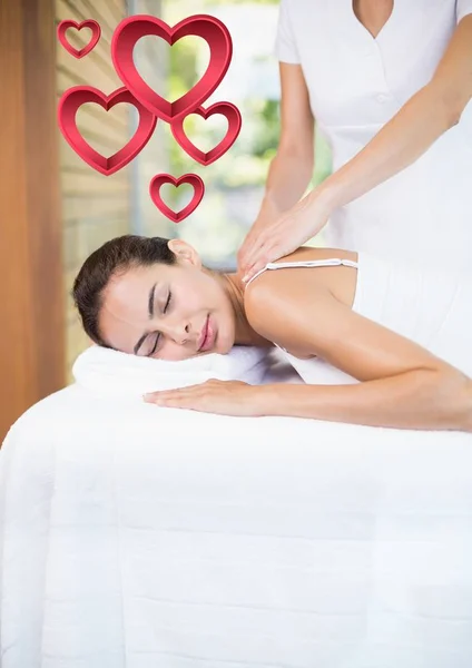 Masseur gibt Frau im Wellnessbereich eine Massage — Stockfoto