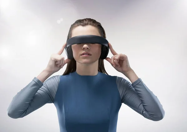 Woman using virtual reality headset — Stock Photo, Image
