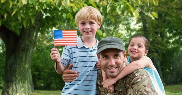 Porträtt av far i soldier uniform med sina barn på park — Stockfoto