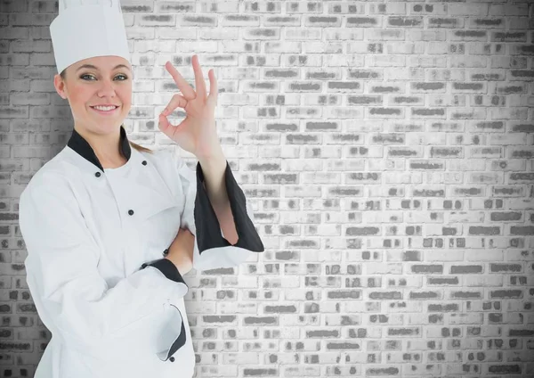 Chef mujer feliz mostrando signo ok contra la pared de ladrillo —  Fotos de Stock