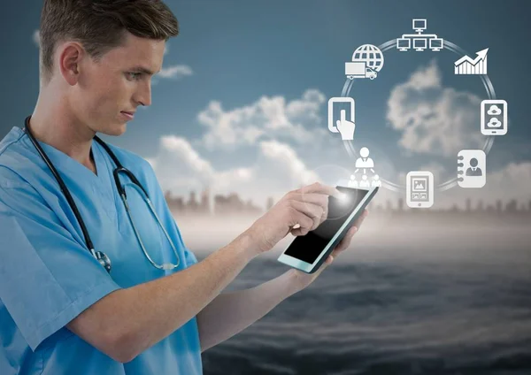 Læge ved hjælp af digital tablet - Stock-foto