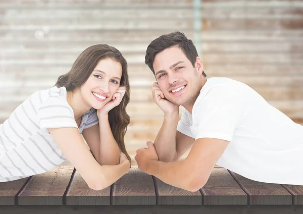 Pareja sonriente acostada en el embarcadero —  Fotos de Stock