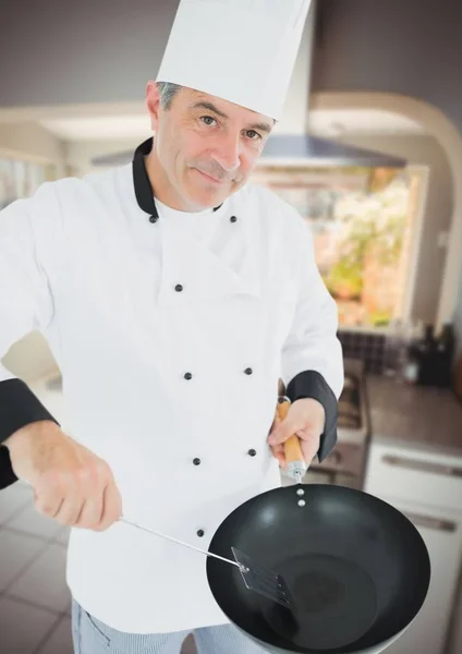 Шеф-кухар тримає сковороду — стокове фото
