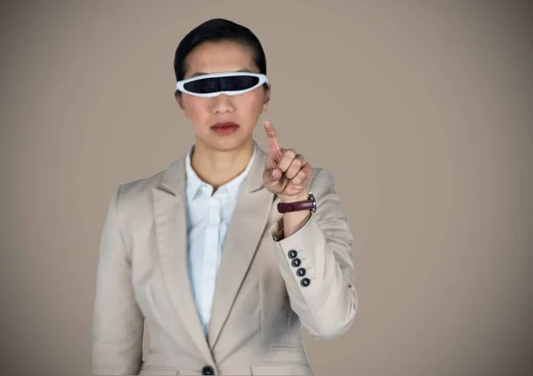使用虚拟现实耳机的女商人 — 图库照片