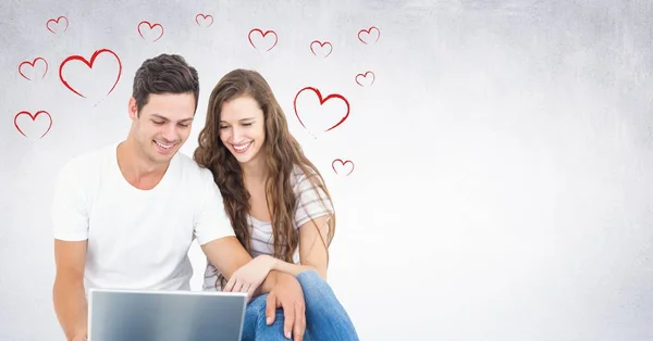 Glada par som använder laptop — Stockfoto