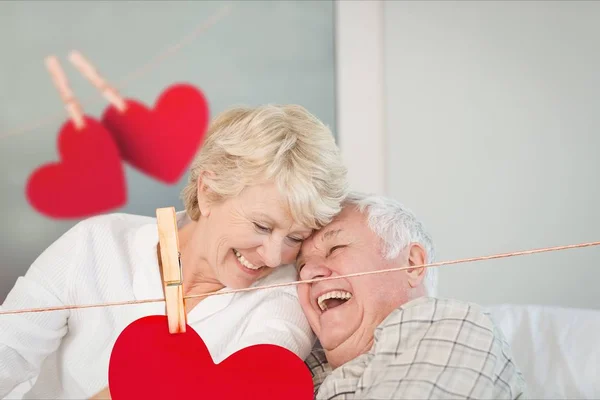 Casal sênior abraçando no sofá — Fotografia de Stock