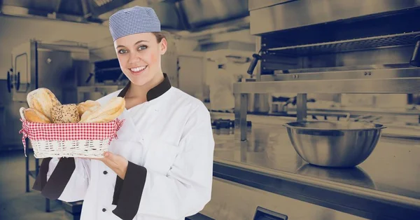 Femme chef présentant de la nourriture — Photo